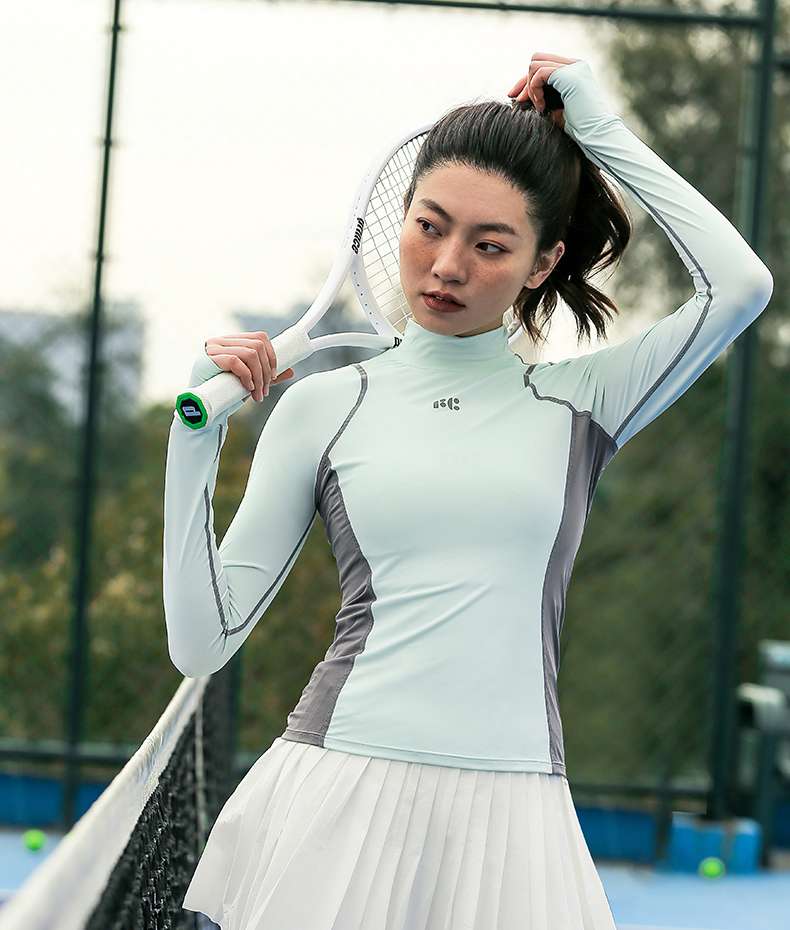 ロングTシャツ　スポーティエレガンスハイネックトップス