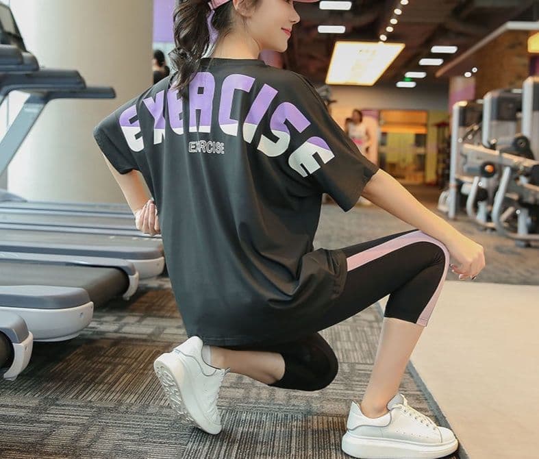 Tシャツ　レディーススポーツウェア 背面ロゴ入り運動快適ゆったりシャツ