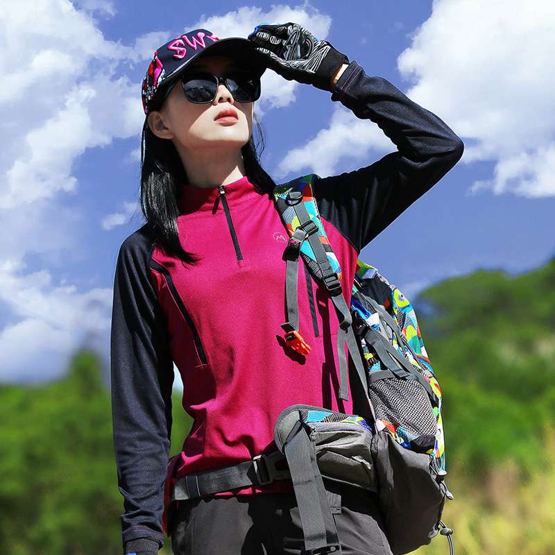 ロングTシャツ　アウトドア向け機能性ハイブリッドトップス