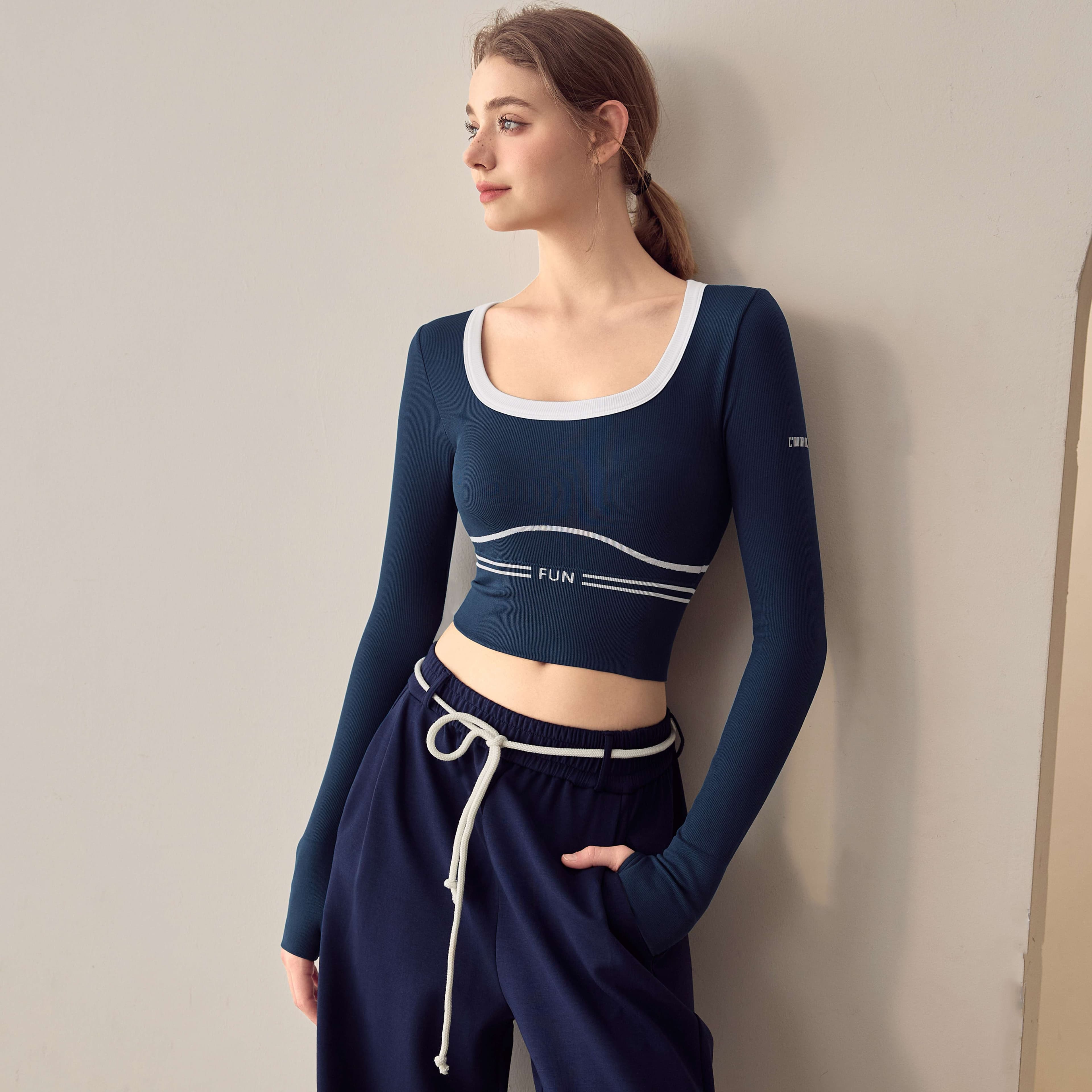 ロングTシャツ　スタイリッシュスポーツクロップトップ