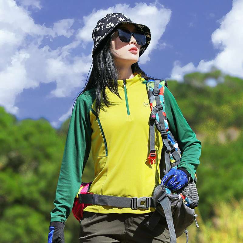 ロングTシャツ　アウトドア向け機能性ハイブリッドトップス